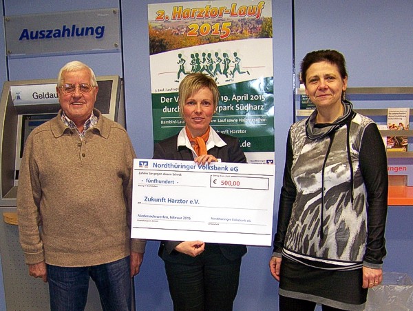 Von links: Wolfgang Heber, Frau Meinhardt (Nordthüringer Volksbank eG), Christina Zyrus (Zukunft Harztor eV.)