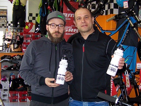 Silvio Holub (eldorado) und Andreas Wichmann präsentieren die Trinkflaschen.